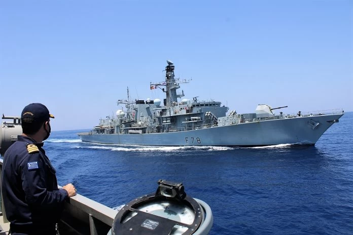 Η βρετανική φρεγάτα HMS KENT που δέχθηκε τα πυρά των Ρώσων στον Πειραιά